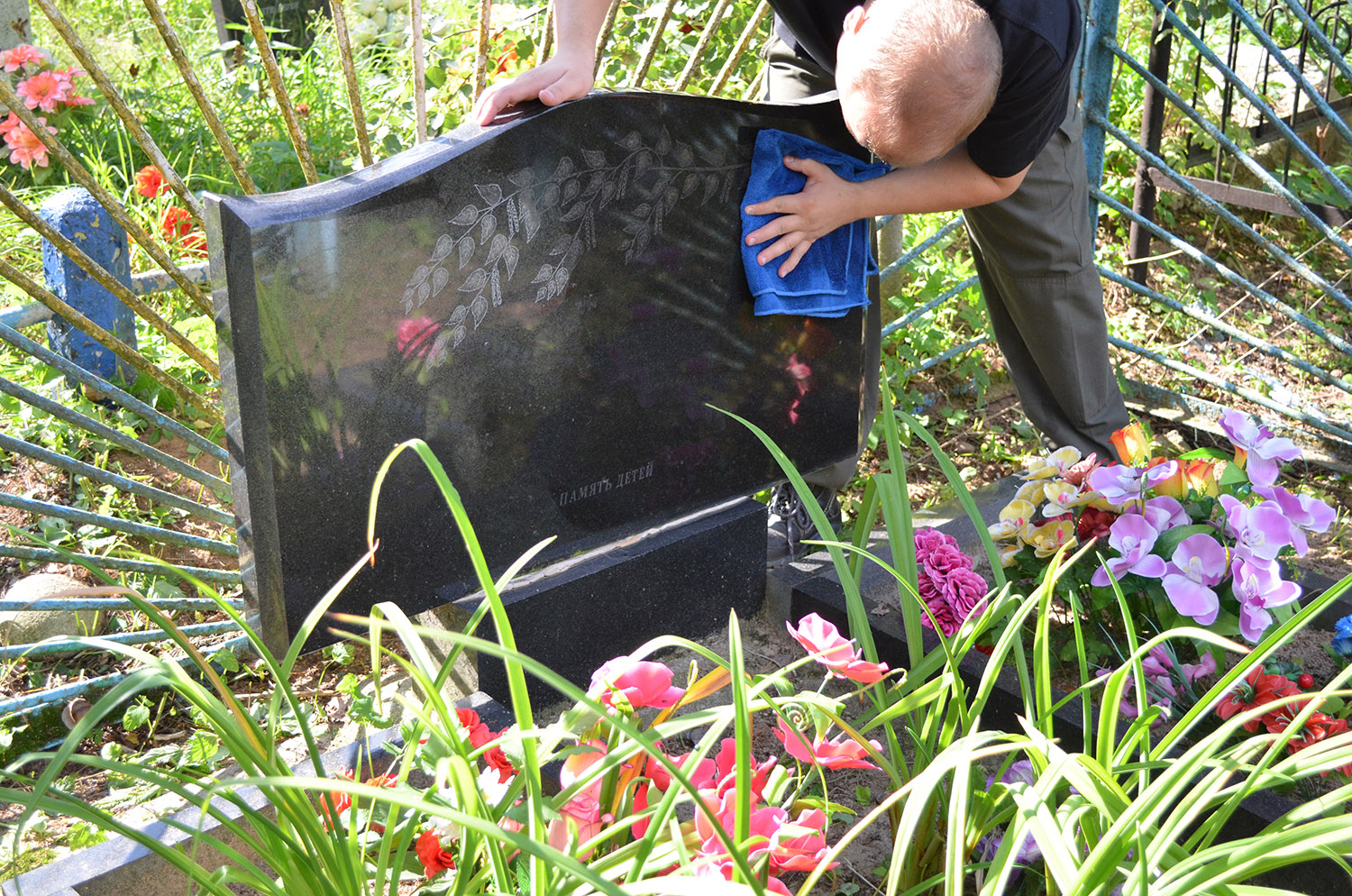 Уборка на могилах с возложением цветов и фотоотчет